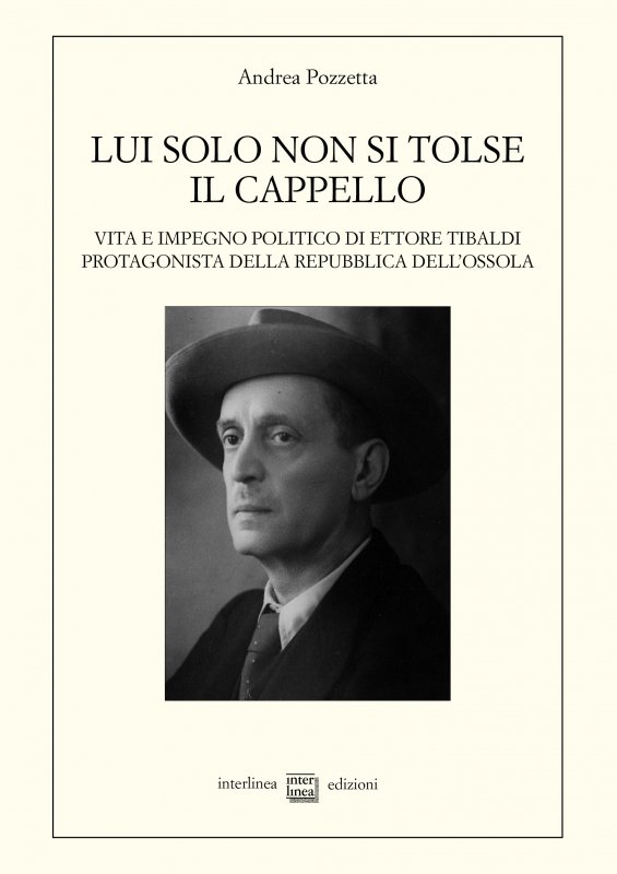 Lui solo non si tolse il cappello