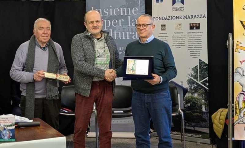 Fabrizio Silei vince il premio Storia di Natale 2025: cerimonia alla Fondazione Marazza con bambini da tutta Italia